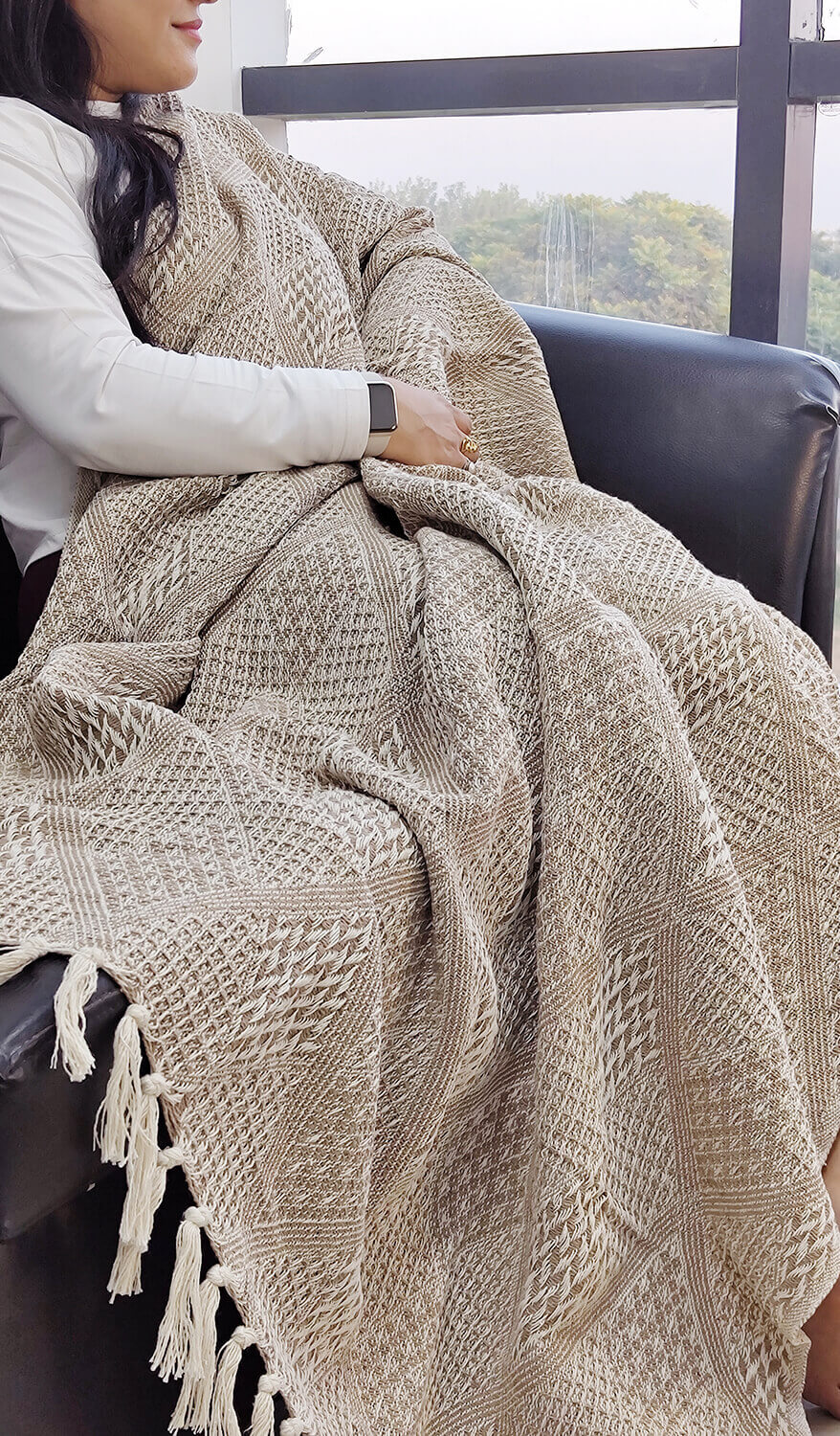 Bulk Wholesale Throw Blanket in 100% Pure Cotton – 63x50 Hand-Woven Reversible Argyle Pattern Throw in Beige and White Color with Tassels – Home Décor Furnishings from India